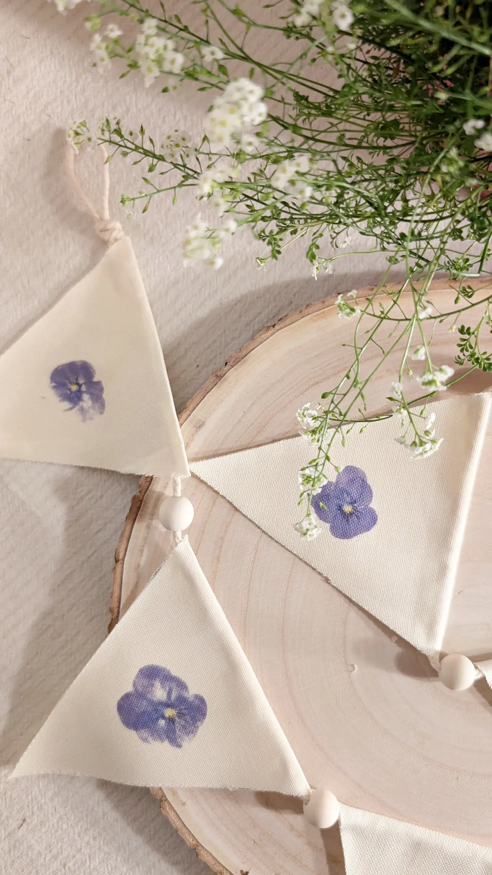 Wimpelkette aus Stoff mit echten Blüten bedruckt.