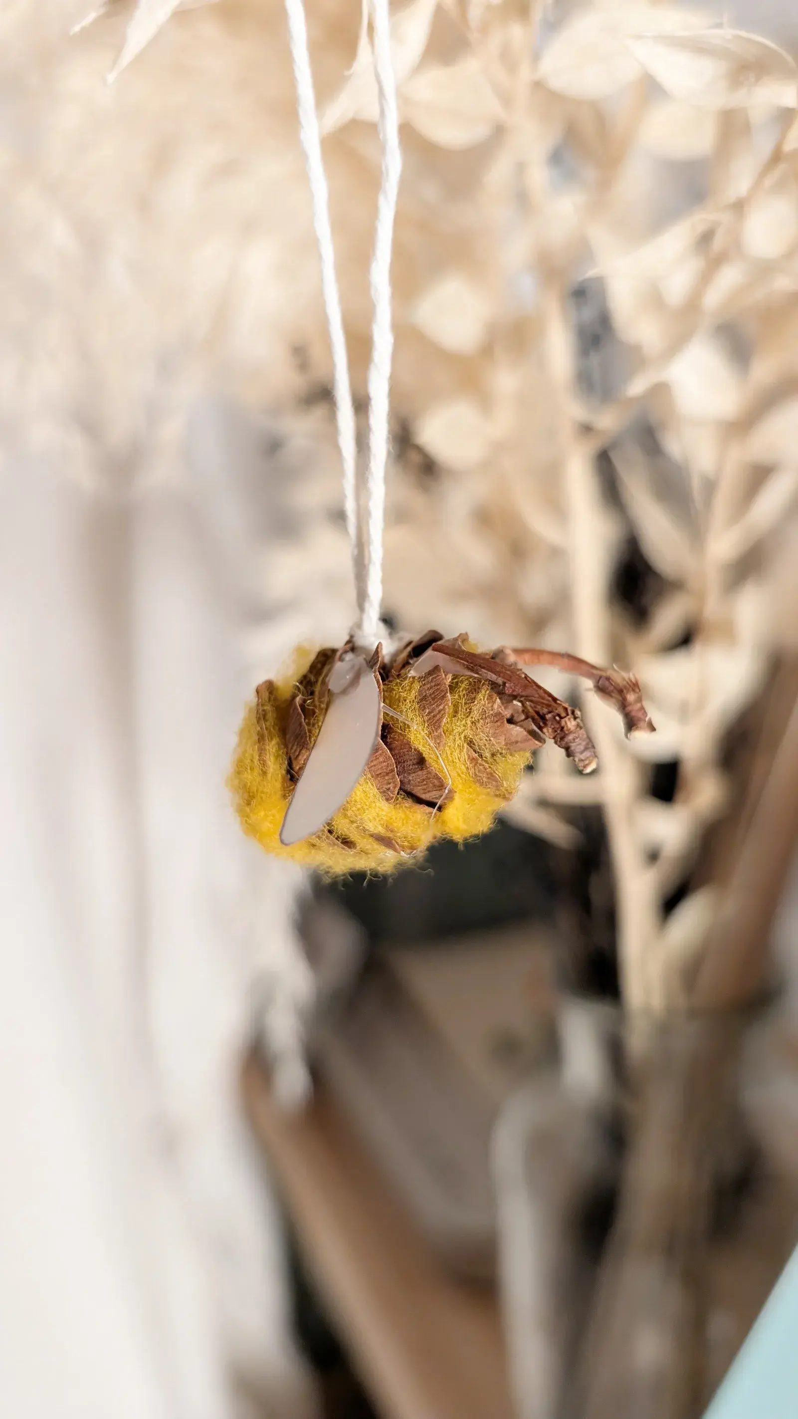 Kleine Bienen aus Erlenzapfen und gelbem Filz.