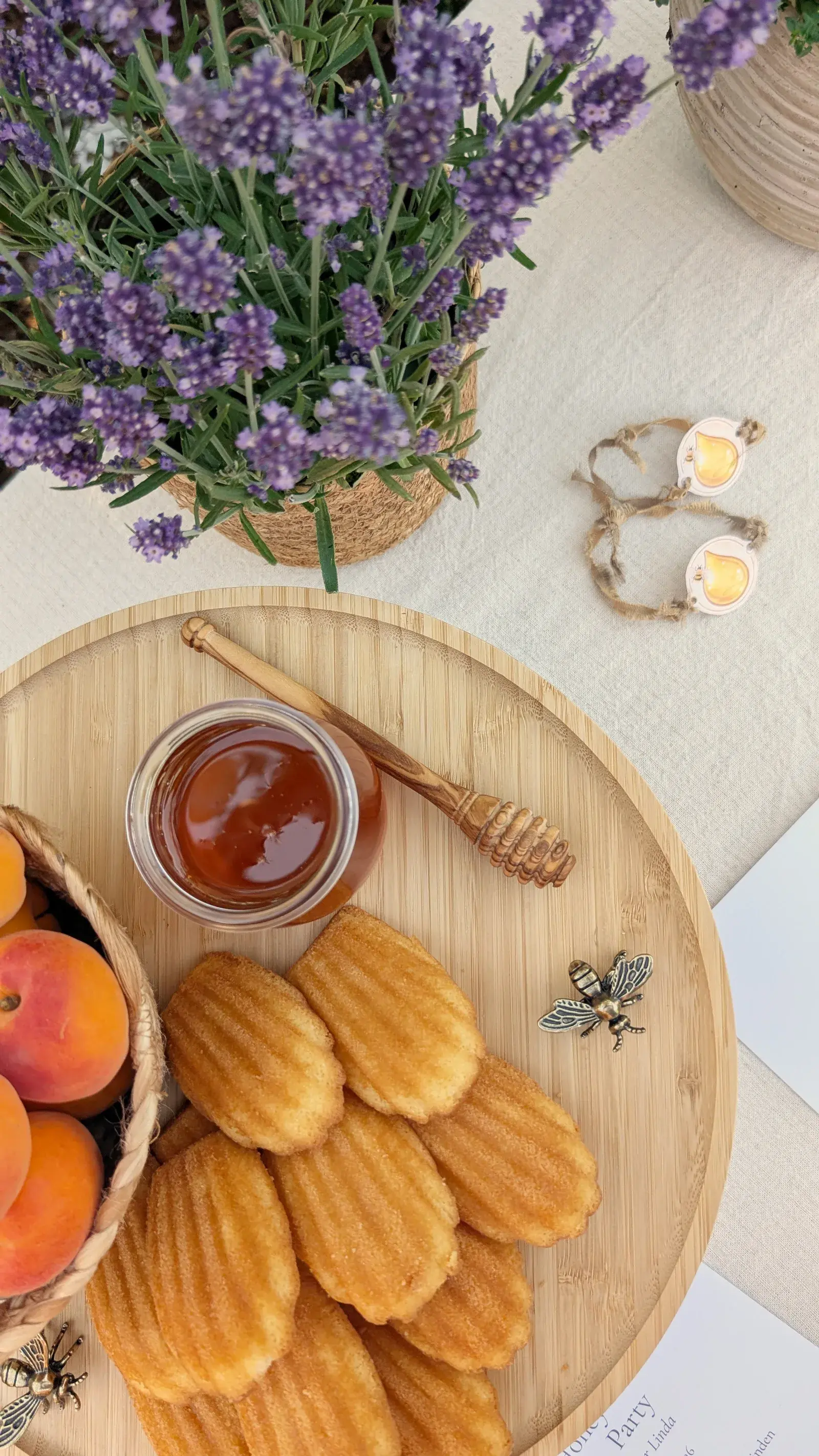 Kindergeburtstags-Set mit Bienenmotiv, Bastelmaterialien, Druckvorlagen und Naturdekoration.
